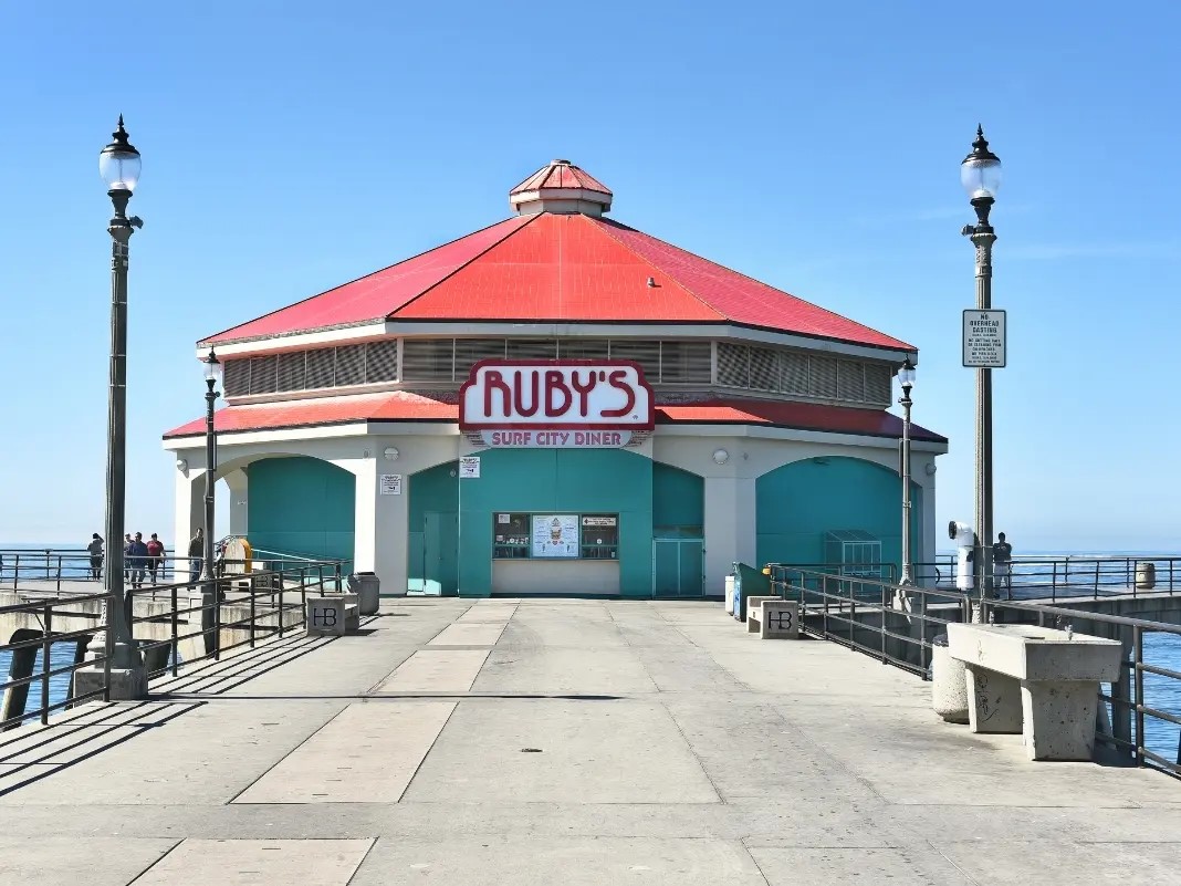 rubys diner at oceanside pier exterior